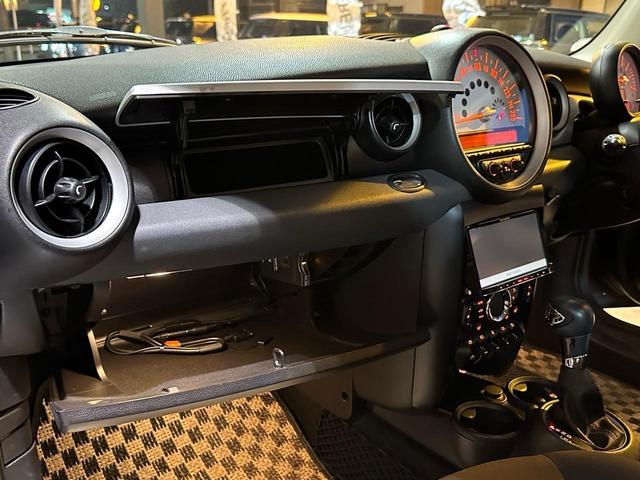 ＭＩＮＩ クーパー　クラブマン　限定車　ブリックレーン　後期　ルーフレール　リア回り同色　カバナ新品シートカバー　２ＤＩＮナビ　Ｂｌｕｅｔｏｏｔｈ　　ホットチョコレート　純正オプション１７インチ　ＤＳＣ（21枚目）