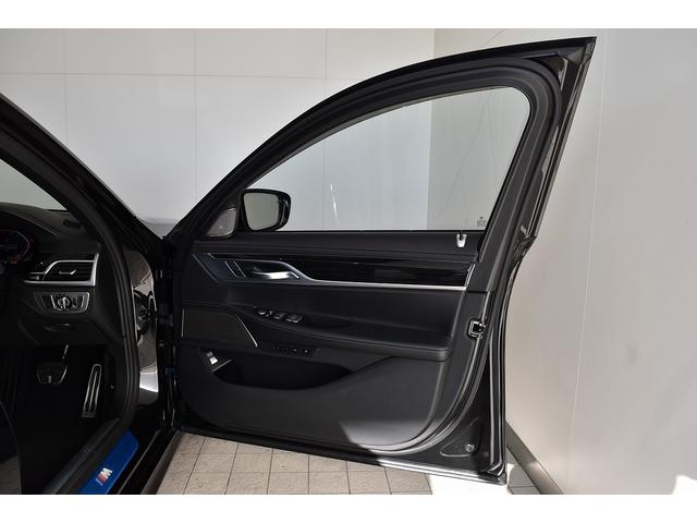 ７シリーズ ７４０ｉ　Ｍスポーツ　１オーナー　レザーシート　サンルーフ　純ナビ　フルセグ　ハーマンカードン　ドライビングアシスト　パーキングアシスト　純２０インチＡＷ　ＨＵＤ　ベンチレーション　パワーシート（29枚目）