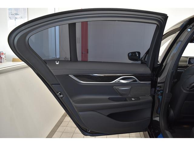 ７シリーズ ７４０ｉ　Ｍスポーツ　１オーナー　レザーシート　サンルーフ　純ナビ　フルセグ　ハーマンカードン　ドライビングアシスト　パーキングアシスト　純２０インチＡＷ　ＨＵＤ　ベンチレーション　パワーシート（32枚目）