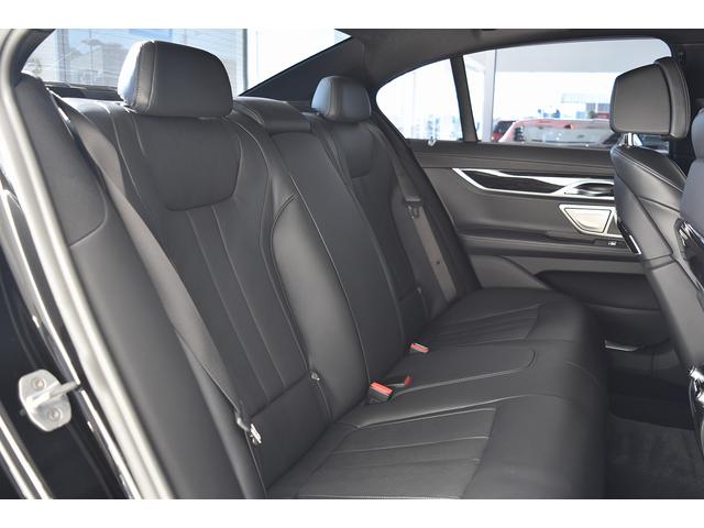 ７シリーズ ７４０ｉ　Ｍスポーツ　１オーナー　レザーシート　サンルーフ　純ナビ　フルセグ　ハーマンカードン　ドライビングアシスト　パーキングアシスト　純２０インチＡＷ　ＨＵＤ　ベンチレーション　パワーシート（35枚目）