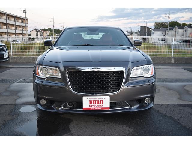 クライスラー・３００ ＳＲＴ８　ディーラー車／スェードレザーシート／スマートキー／純正ナビＴＶＢカメラ／シートヒーター／ベンチレーション／アダプティブクルーズ／ディスチャージＨ／Ｌ／パワーシート／ＨＥＭＩ　６．４Ｌ　４７６ＨＰ／（2枚目）