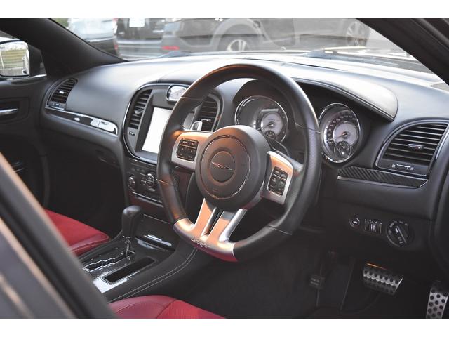 クライスラー・３００ ＳＲＴ８　ディーラー車／スェードレザーシート／スマートキー／純正ナビＴＶＢカメラ／シートヒーター／ベンチレーション／アダプティブクルーズ／ディスチャージＨ／Ｌ／パワーシート／ＨＥＭＩ　６．４Ｌ　４７６ＨＰ／（3枚目）