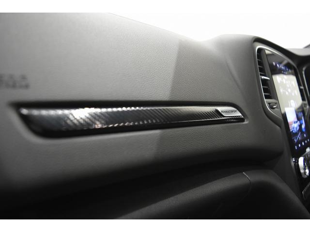 広々した展示場で、じっくりとお車のご確認をいただける環境をご用意しております！白基調の爽やかなショールームにて素敵なお車をご覧くださいませ。