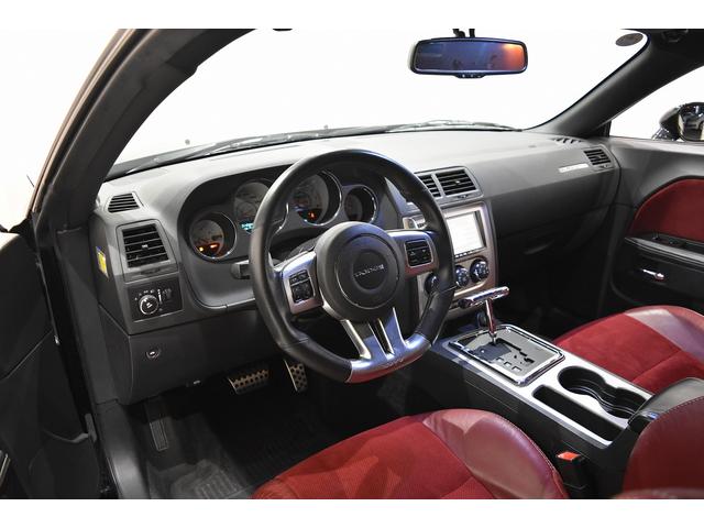 ダッジ・チャレンジャー 392 SRT8 新車並行 サンルーフ パドルシフト レッドハーフレザーシート 純正20インチAW シートヒーター ブレンボブレーキ クルーズコントロール パワーシート 社外ナビ バックカメラ ETC(5枚目)