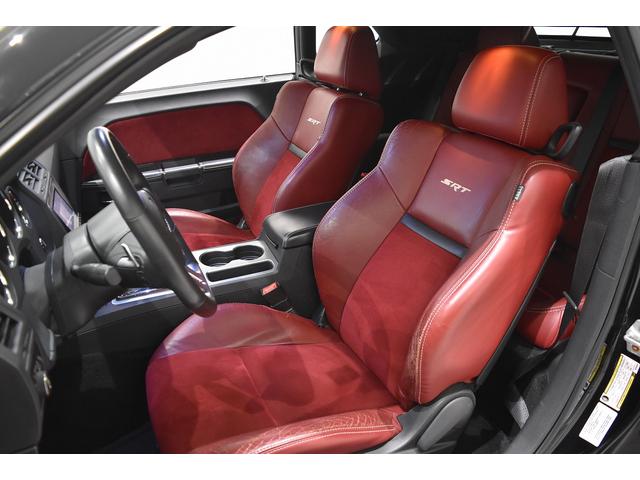 ダッジ・チャレンジャー 392 SRT8 新車並行 サンルーフ パドルシフト レッドハーフレザーシート 純正20インチAW シートヒーター ブレンボブレーキ クルーズコントロール パワーシート 社外ナビ バックカメラ ETC(6枚目)