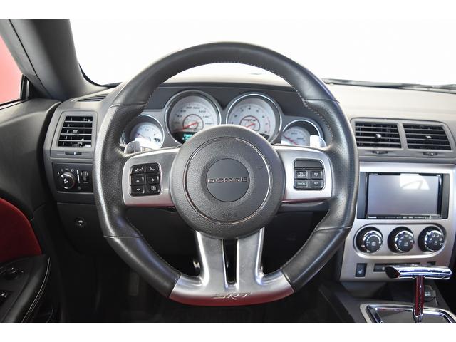 ダッジ・チャレンジャー 392 SRT8 新車並行 サンルーフ パドルシフト レッドハーフレザーシート 純正20インチAW シートヒーター ブレンボブレーキ クルーズコントロール パワーシート 社外ナビ バックカメラ ETC(7枚目)