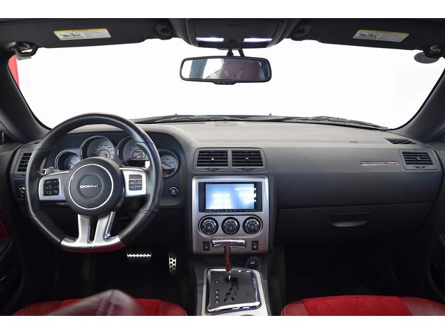 ダッジ・チャレンジャー 392 SRT8 新車並行 サンルーフ パドルシフト レッドハーフレザーシート 純正20インチAW シートヒーター ブレンボブレーキ クルーズコントロール パワーシート 社外ナビ バックカメラ ETC(11枚目)