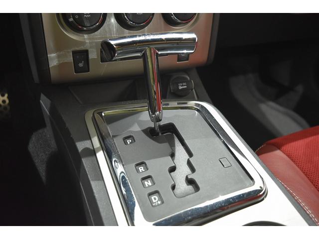 ダッジ・チャレンジャー 392 SRT8 新車並行 サンルーフ パドルシフト レッドハーフレザーシート 純正20インチAW シートヒーター ブレンボブレーキ クルーズコントロール パワーシート 社外ナビ バックカメラ ETC(13枚目)