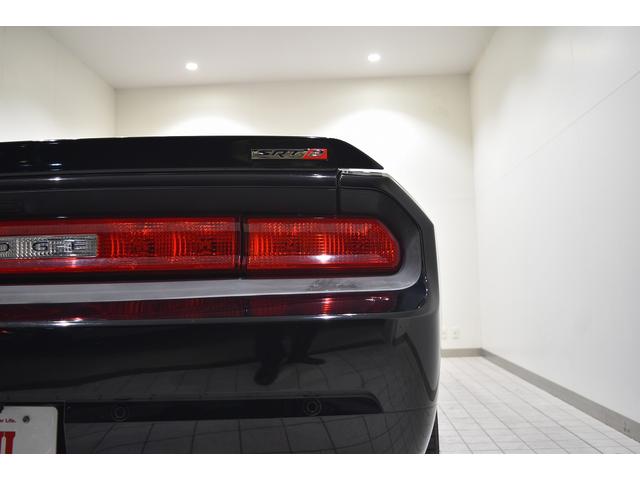 ダッジ・チャレンジャー 392 SRT8 新車並行 サンルーフ パドルシフト レッドハーフレザーシート 純正20インチAW シートヒーター ブレンボブレーキ クルーズコントロール パワーシート 社外ナビ バックカメラ ETC(19枚目)