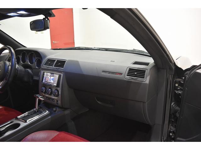 ダッジ・チャレンジャー 392 SRT8 新車並行 サンルーフ パドルシフト レッドハーフレザーシート 純正20インチAW シートヒーター ブレンボブレーキ クルーズコントロール パワーシート 社外ナビ バックカメラ ETC(21枚目)