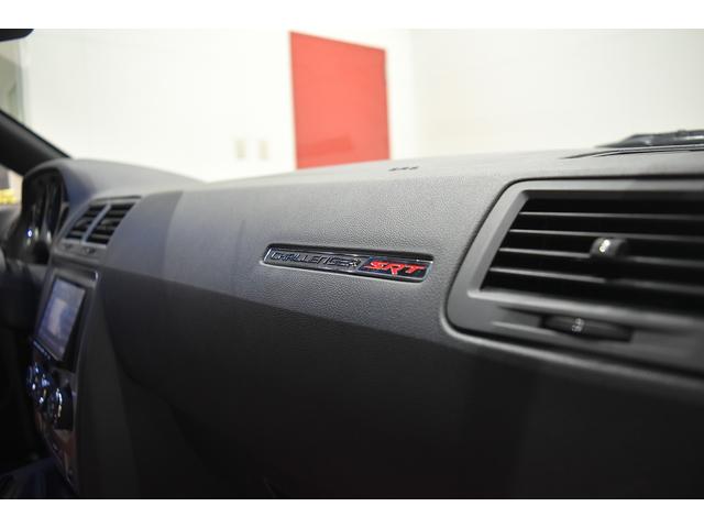 ダッジ・チャレンジャー 392 SRT8 新車並行 サンルーフ パドルシフト レッドハーフレザーシート 純正20インチAW シートヒーター ブレンボブレーキ クルーズコントロール パワーシート 社外ナビ バックカメラ ETC(22枚目)