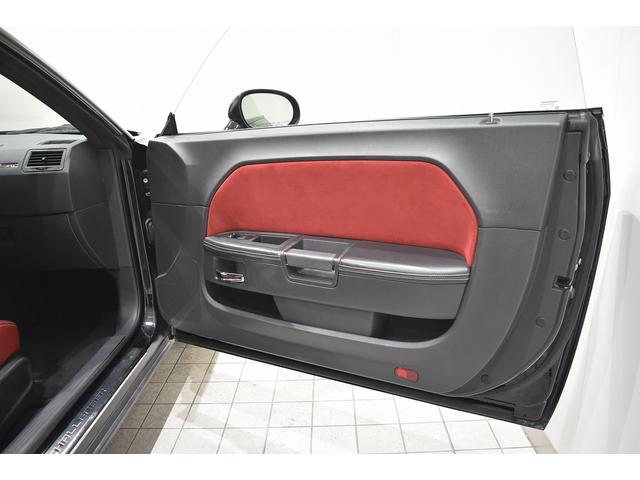 ダッジ・チャレンジャー 392 SRT8 新車並行 サンルーフ パドルシフト レッドハーフレザーシート 純正20インチAW シートヒーター ブレンボブレーキ クルーズコントロール パワーシート 社外ナビ バックカメラ ETC(28枚目)