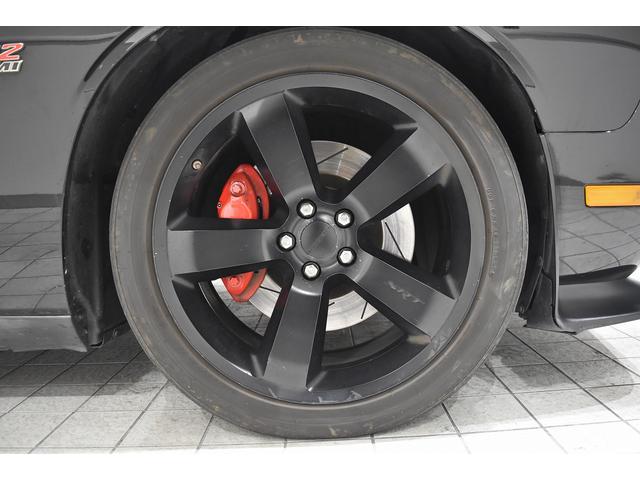 ダッジ・チャレンジャー 392 SRT8 新車並行 サンルーフ パドルシフト レッドハーフレザーシート 純正20インチAW シートヒーター ブレンボブレーキ クルーズコントロール パワーシート 社外ナビ バックカメラ ETC(30枚目)