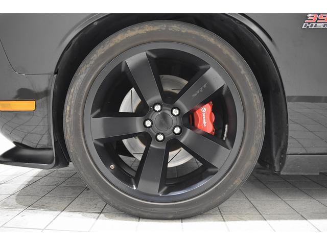 ダッジ・チャレンジャー 392 SRT8 新車並行 サンルーフ パドルシフト レッドハーフレザーシート 純正20インチAW シートヒーター ブレンボブレーキ クルーズコントロール パワーシート 社外ナビ バックカメラ ETC(33枚目)