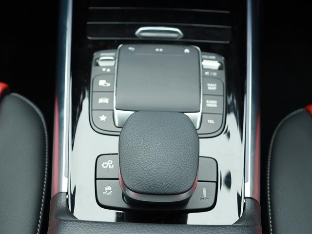 最新鋭設備と機器を導入した専用工場で、メルセデス・ベンツ日本から認定された有資格者と国際認定故障診断士が整備いたします。