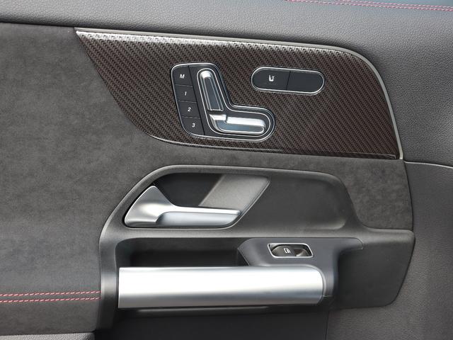 メルセデス・ベンツの定める厳しい基準をクリアしたお車のみをご案内しております。納車前整備はメーカー規定に基づき最大１００項目にも及ぶ点検を熟練のメカニックによって行いご納車させていただきます。