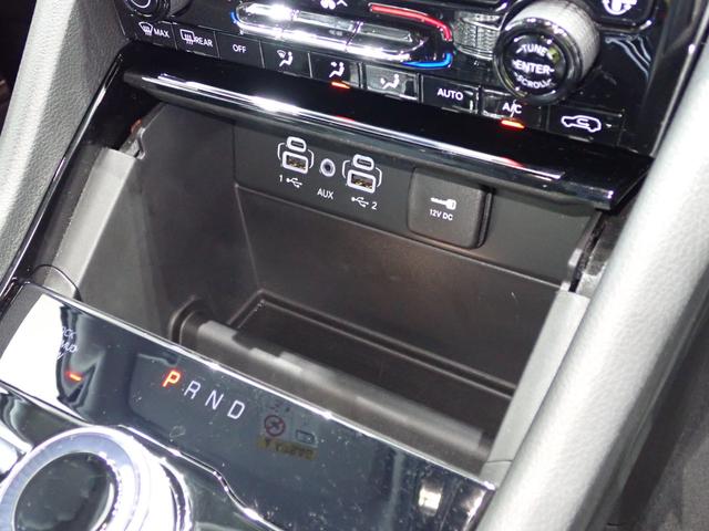 リアシートの快適性も油断なく。シートヒーターにエアコンの吹き出しが。