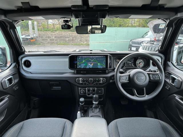 ジープ・ラングラーアンリミテッド スポーツ　認定中古車　弊社デモカー使用車両　ワンオーナー車　禁煙車　新車保証継承　４ＷＤ　純正ナビ　アイドリングストップ　アダプティブクルーズコントロール　ブラインドスポットモニター　ＥＴＣ２．０（4枚目）