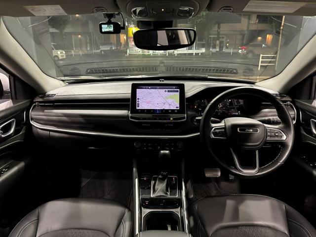 ジープ・コマンダー ロンジチュード　認定中古車　弊社デモカー使用車両　ワンオーナー車　禁煙車　新車保証継承　純正ナビ　アイドリングストップ　アダプティブクルーズコントロール　ブラインドスポットモニター　７人乗り３列シート　ＥＴＣ２．０（4枚目）