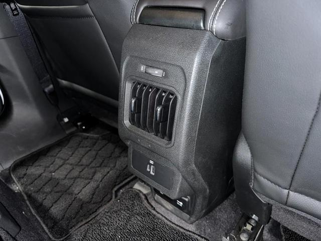 ジープ・コマンダー ロンジチュード　認定中古車　弊社デモカー使用車両　ワンオーナー車　禁煙車　新車保証継承　純正ナビ　アイドリングストップ　アダプティブクルーズコントロール　ブラインドスポットモニター　７人乗り３列シート　ＥＴＣ２．０（17枚目）