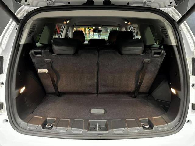 ジープ・コマンダー ロンジチュード　認定中古車　弊社デモカー使用車両　ワンオーナー車　禁煙車　新車保証継承　純正ナビ　アイドリングストップ　アダプティブクルーズコントロール　ブラインドスポットモニター　７人乗り３列シート　ＥＴＣ２．０（18枚目）