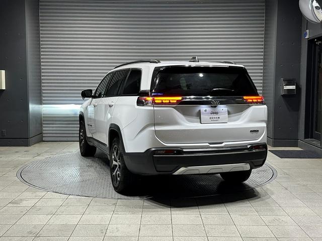 ジープ・コマンダー ロンジチュード　認定中古車　弊社デモカー使用車両　ワンオーナー車　禁煙車　新車保証継承　純正ナビ　アイドリングストップ　アダプティブクルーズコントロール　ブラインドスポットモニター　７人乗り３列シート　ＥＴＣ２．０（28枚目）