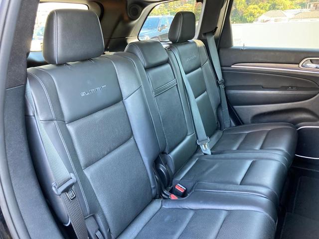 ジープ・グランドチェロキー サミット　認定中古車　ワンオーナー車　禁煙車　４ＷＤ　前型モデル　最上位グレード　Ｓｕｍｍｉｔ　純正ナビ　アイドリングストップ　シートヒーター　ベンチレーション　エアサス　パドルシフト　ＥＴＣ２．０（5枚目）
