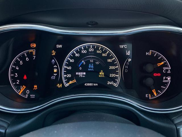 ジープ・グランドチェロキー サミット　認定中古車　ワンオーナー車　禁煙車　４ＷＤ　前型モデル　最上位グレード　Ｓｕｍｍｉｔ　純正ナビ　アイドリングストップ　シートヒーター　ベンチレーション　エアサス　パドルシフト　ＥＴＣ２．０（7枚目）