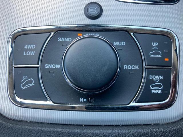 ジープ・グランドチェロキー サミット　認定中古車　ワンオーナー車　禁煙車　４ＷＤ　前型モデル　最上位グレード　Ｓｕｍｍｉｔ　純正ナビ　アイドリングストップ　シートヒーター　ベンチレーション　エアサス　パドルシフト　ＥＴＣ２．０（13枚目）