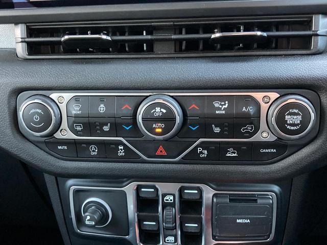 ジープ・ラングラーアンリミテッド スポーツ 認定中古車 弊社デモカー使用車両 禁煙車 4WD MY24 12.3インチタッチパネルモニター アイシン製ナビシステム シートヒーター アルパイン製スピーカー アダプティブクルーズコントロール(11枚目)