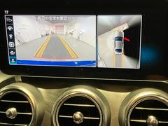 全周囲カメラとセンサーは狭い場所でも安心して駐車できるようにサポート。タッチスクリーンの表示と音で障害物との距離を確認できます。車幅感覚に慣れていない方や駐車の苦手な方には必見の装備といえます♪ 3