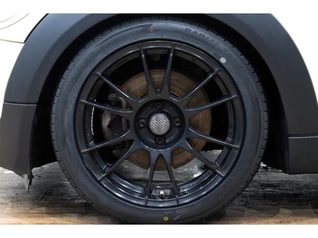 ＭＩＮＩ クーパーＳ　６速マニュアル／後期エンジン／ブラックル－フ・ドアミラ－カバ－／ＯＺ製１７インチＡＷ／タイヤ新品／スポ－ツモ－ド／クロ－ムラインエクステリア／アイドリングストップ／オ－トエアコン（5枚目）