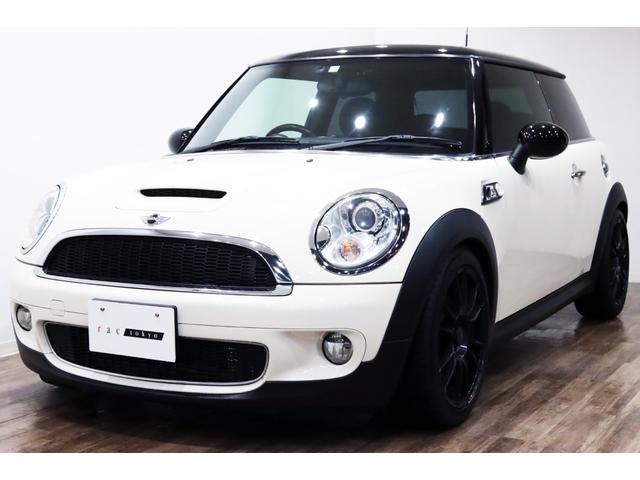 ＭＩＮＩ クーパーＳ　６速マニュアル／後期エンジン／ブラックル－フ・ドアミラ－カバ－／ＯＺ製１７インチＡＷ／タイヤ新品／スポ－ツモ－ド／クロ－ムラインエクステリア／アイドリングストップ／オ－トエアコン（6枚目）