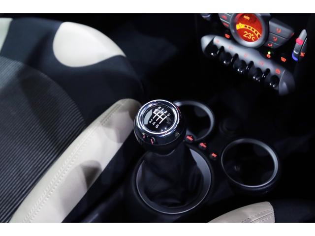 ＭＩＮＩ クーパーＳ　６速マニュアル／後期エンジン／ブラックル－フ・ドアミラ－カバ－／ＯＺ製１７インチＡＷ／タイヤ新品／スポ－ツモ－ド／クロ－ムラインエクステリア／アイドリングストップ／オ－トエアコン（57枚目）