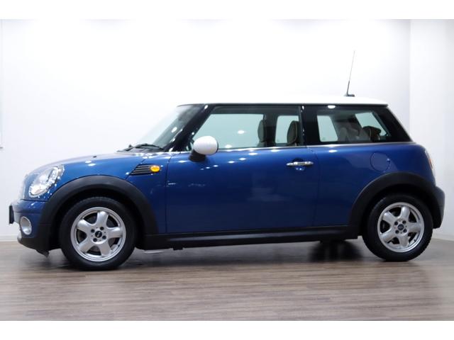 ＭＩＮＩ クーパー　１オーナー／６速マニュアル／６ＭＴ／ＣＡＢＡＮＡシートカバー／正規ディーラー整備記録９枚／１５インチアルミ／ホワイトルーフ・ミラーカバー／（7枚目）