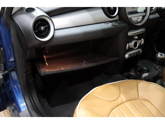 ＭＩＮＩ クーパー　１オーナー／６速マニュアル／６ＭＴ／ＣＡＢＡＮＡシートカバー／正規ディーラー整備記録９枚／１５インチアルミ／ホワイトルーフ・ミラーカバー／（14枚目）