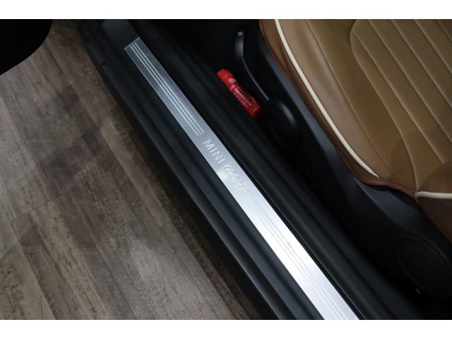 ＭＩＮＩ クーパー　１オーナー／６速マニュアル／６ＭＴ／ＣＡＢＡＮＡシートカバー／正規ディーラー整備記録９枚／１５インチアルミ／ホワイトルーフ・ミラーカバー／（15枚目）