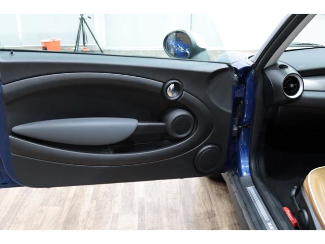 ＭＩＮＩ クーパー　１オーナー／６速マニュアル／６ＭＴ／ＣＡＢＡＮＡシートカバー／正規ディーラー整備記録９枚／１５インチアルミ／ホワイトルーフ・ミラーカバー／（16枚目）
