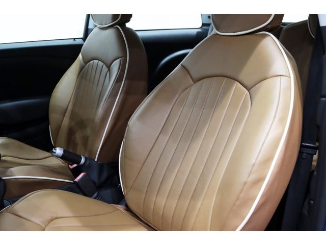 ＭＩＮＩ クーパー　１オーナー／６速マニュアル／６ＭＴ／ＣＡＢＡＮＡシートカバー／正規ディーラー整備記録９枚／１５インチアルミ／ホワイトルーフ・ミラーカバー／（17枚目）