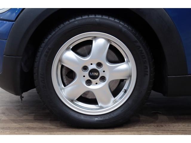 ＭＩＮＩ クーパー　１オーナー／６速マニュアル／６ＭＴ／ＣＡＢＡＮＡシートカバー／正規ディーラー整備記録９枚／１５インチアルミ／ホワイトルーフ・ミラーカバー／（22枚目）