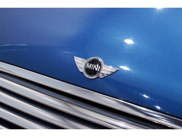 ＭＩＮＩ クーパー　１オーナー／６速マニュアル／６ＭＴ／ＣＡＢＡＮＡシートカバー／正規ディーラー整備記録９枚／１５インチアルミ／ホワイトルーフ・ミラーカバー／（24枚目）