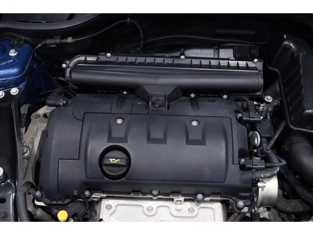 ＭＩＮＩ クーパー　１オーナー／６速マニュアル／６ＭＴ／ＣＡＢＡＮＡシートカバー／正規ディーラー整備記録９枚／１５インチアルミ／ホワイトルーフ・ミラーカバー／（28枚目）