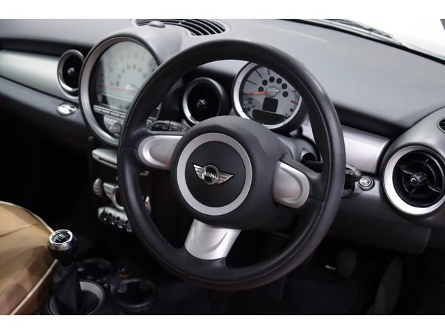 ＭＩＮＩ クーパー　１オーナー／６速マニュアル／６ＭＴ／ＣＡＢＡＮＡシートカバー／正規ディーラー整備記録９枚／１５インチアルミ／ホワイトルーフ・ミラーカバー／（37枚目）