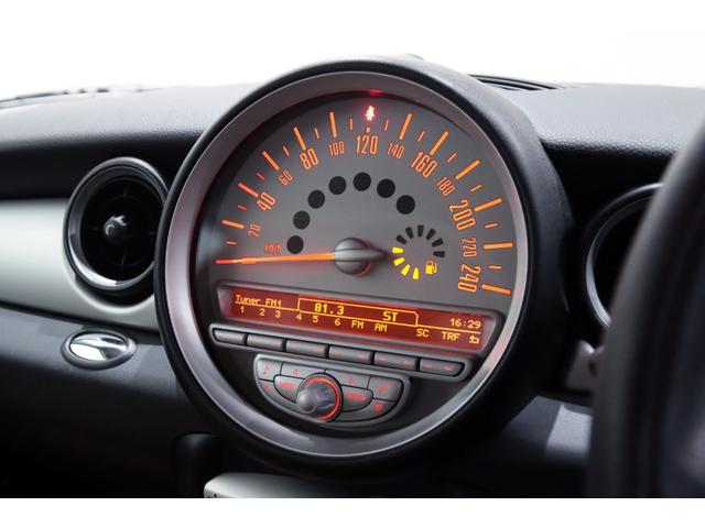 ＭＩＮＩ クーパー　１オーナー／６速マニュアル／６ＭＴ／ＣＡＢＡＮＡシートカバー／正規ディーラー整備記録９枚／１５インチアルミ／ホワイトルーフ・ミラーカバー／（49枚目）