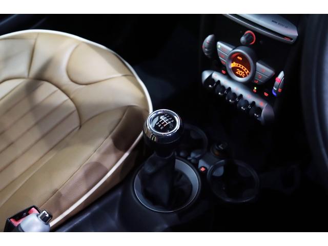 ＭＩＮＩ クーパー　１オーナー／６速マニュアル／６ＭＴ／ＣＡＢＡＮＡシートカバー／正規ディーラー整備記録９枚／１５インチアルミ／ホワイトルーフ・ミラーカバー／（54枚目）