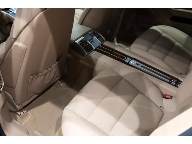 パナメーラ ４Ｓ　スポーツクロノパッケ－ジ／ＳＲ／スポエキ／ソフトクロ－ズ／ＯＰ色／電動ＳＲ／ＢＯＳＥ／Ｅ＆Ｄ／２０ＡＷ／ＰＤＬＳ／前後シ－トＨ／ベンチレ－タ－／レッドメ－タ－／ＬＣＷ／ステアリングＨ／３６０度カメラ（28枚目）