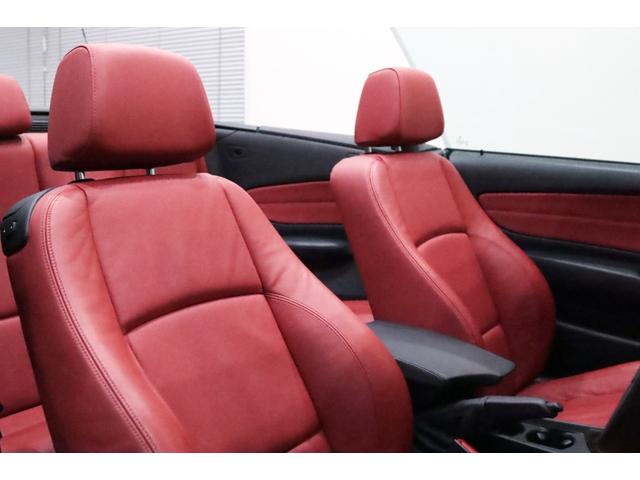 １シリーズ １２０ｉ　カブリオレ　Ｍスポ－ツパッケ－ジ／オプションカラ－／レッドボストンレザ－シ－ト／車検Ｒ９．０７迄／専用装備／Ｍエアロダイナミクスパッケ－ジ／１７インチブラックアルミホイール／オプショントリム／ブラックグリル（4枚目）