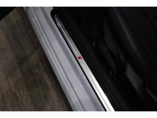 Ｓ１ ベースグレード　６速ＭＴ／サンル－フ／赤キャリパ－／コントラストル－フ／バックカメラ／車検Ｒ９．９迄／タイヤ新品／グレイシアホワイトＭ／フロアマット／ナビ地デジ／１８インチアルミ／ブラックハーフレザー（18枚目）