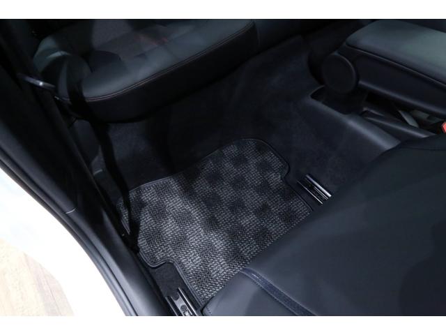 Ｓ１ ベースグレード　６速ＭＴ／サンル－フ／赤キャリパ－／コントラストル－フ／バックカメラ／車検Ｒ９．９迄／タイヤ新品／グレイシアホワイトＭ／フロアマット／ナビ地デジ／１８インチアルミ／ブラックハーフレザー（45枚目）