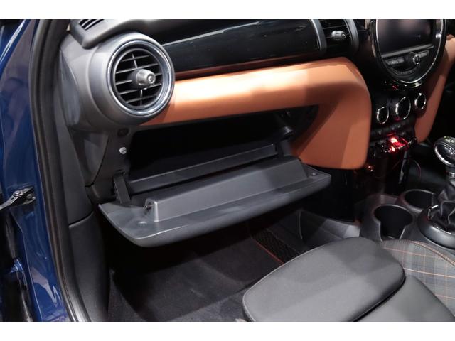 ＭＩＮＩ クーパーＳＤ　セブン　１オーナー／特別専用装備／専用シルバールーフ＆ミラーキャップ／専用ボンネットストライプ・１７インチアルミ・クロス×レザーダイヤモンドモルトブラウン・ドアシル／ＬＥＤヘッドライト／ＨＤＤナビ／（13枚目）